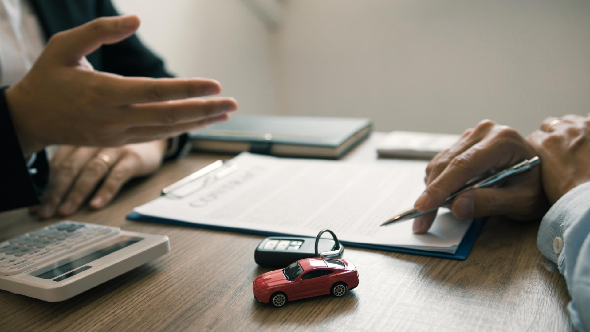 Assurance auto tous risques vs au tiers : quelle formule choisir pour économiser ?